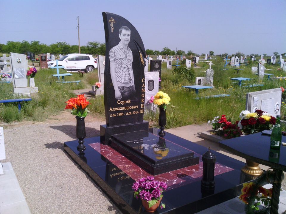 Фото памятников из мрамора для мужчин на кладбище