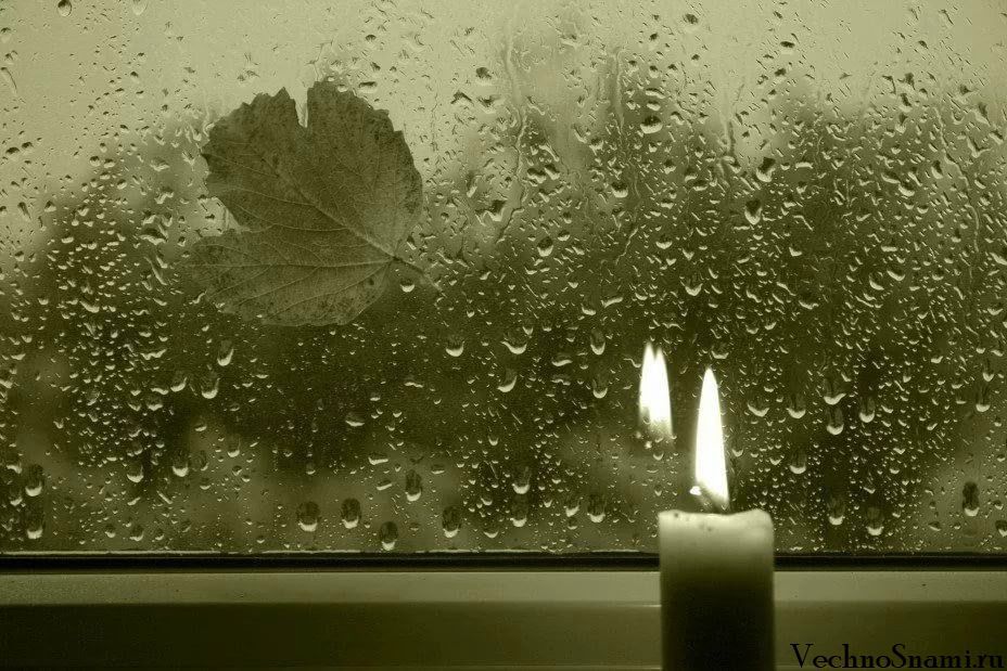 Стучит свеча. Дождь в окне. Капли на окне. Капли дождя на окне. Дождливый вечер на стекле.